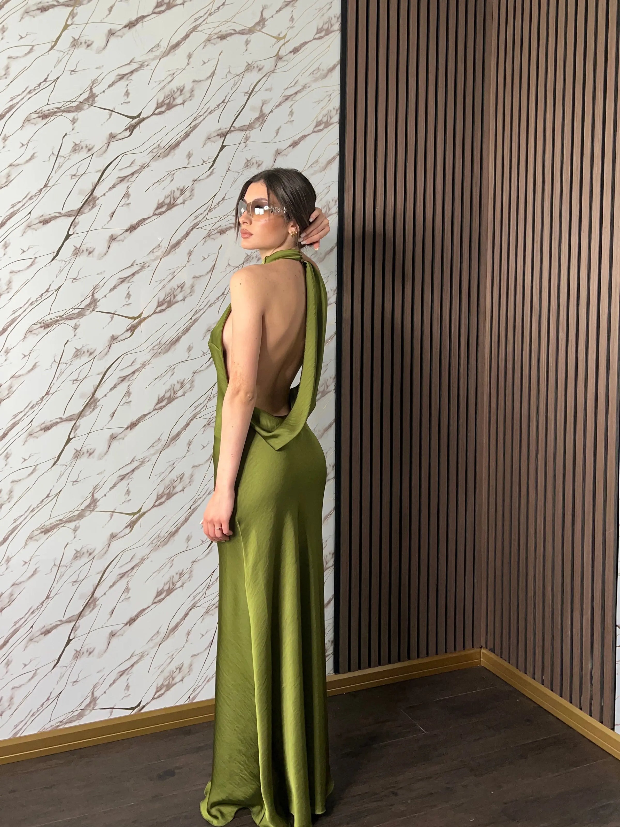 Abito “raso” – Lungo in Raso con Scollo Halter Asimmetrico
