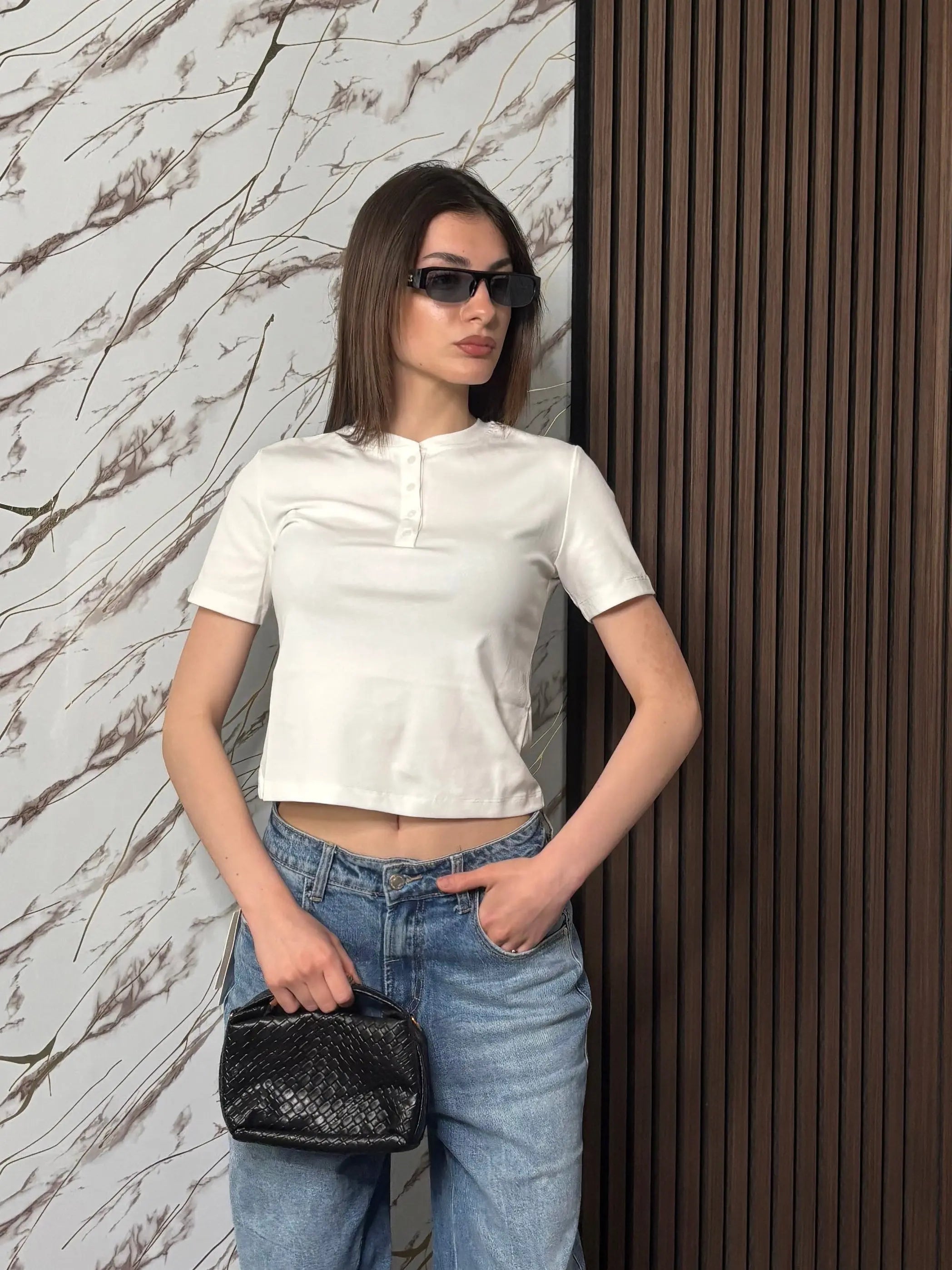 T-Shirt “Parma” – Crop con Scollo Henley e Bottoni-Lumina