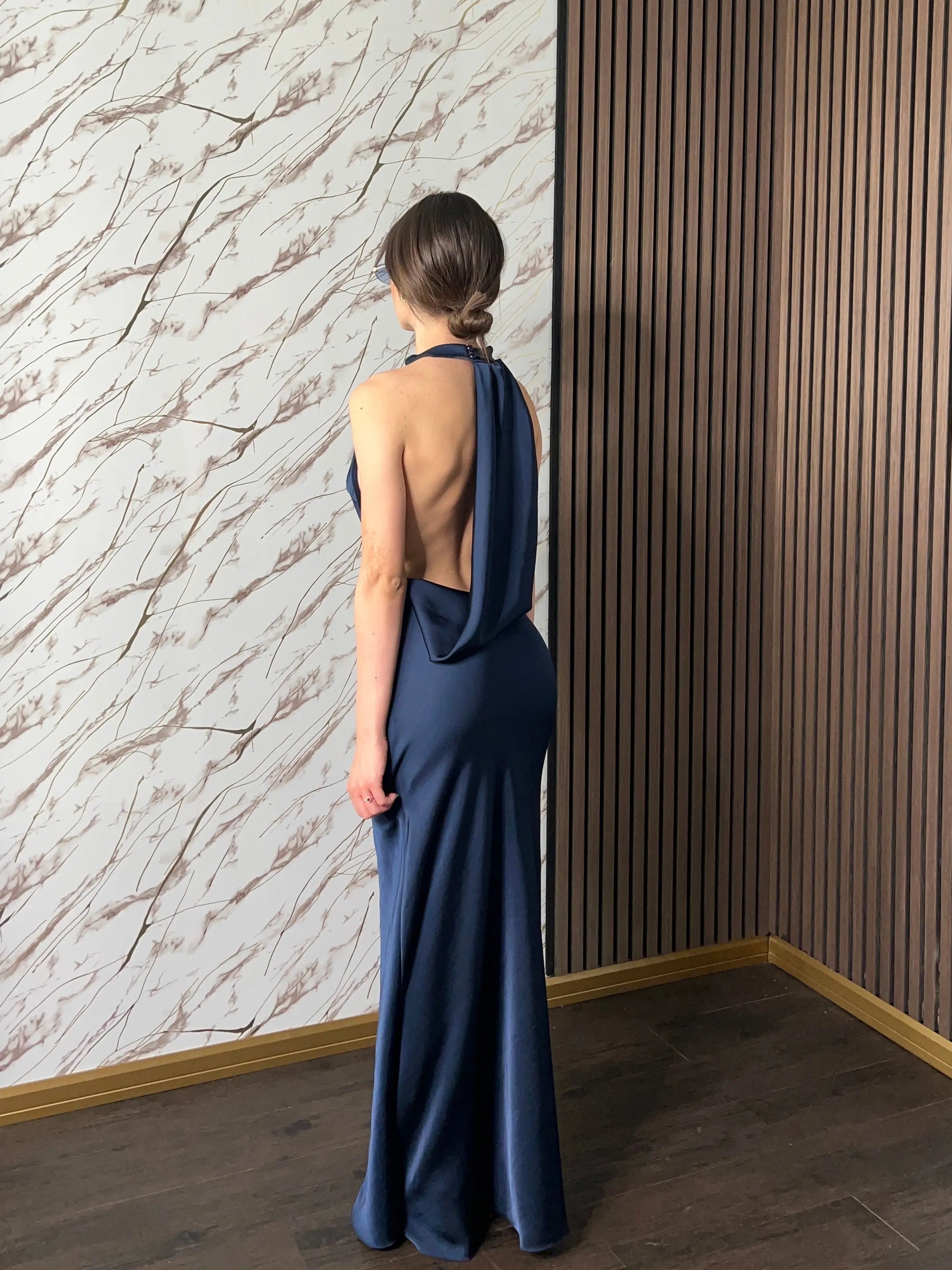 Abito “raso” – Lungo in Raso con Scollo Halter Asimmetrico