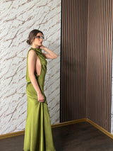 Abito “Stresa” – Lungo in Raso con Scollo Halter Asimmetrico