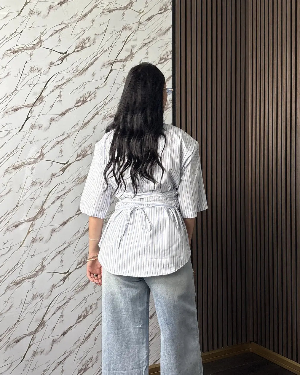 Camicia “Capri” – Righe Sottili con Cintura Posteriore