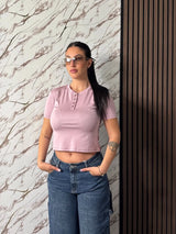 T-Shirt “Parma” – Crop con Scollo Henley e Bottoni-Lumina