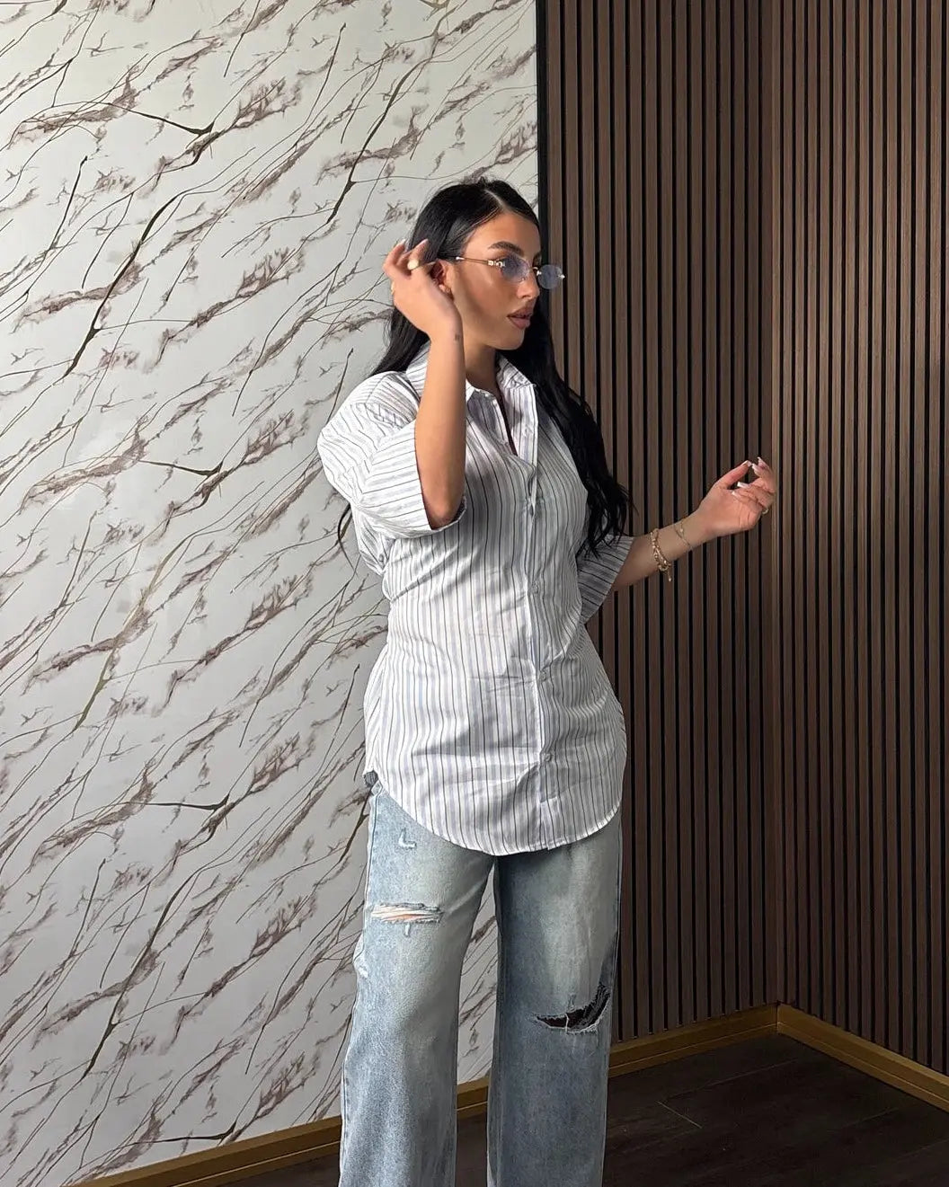 Camicia “Capri” – Righe Sottili con Cintura Posteriore