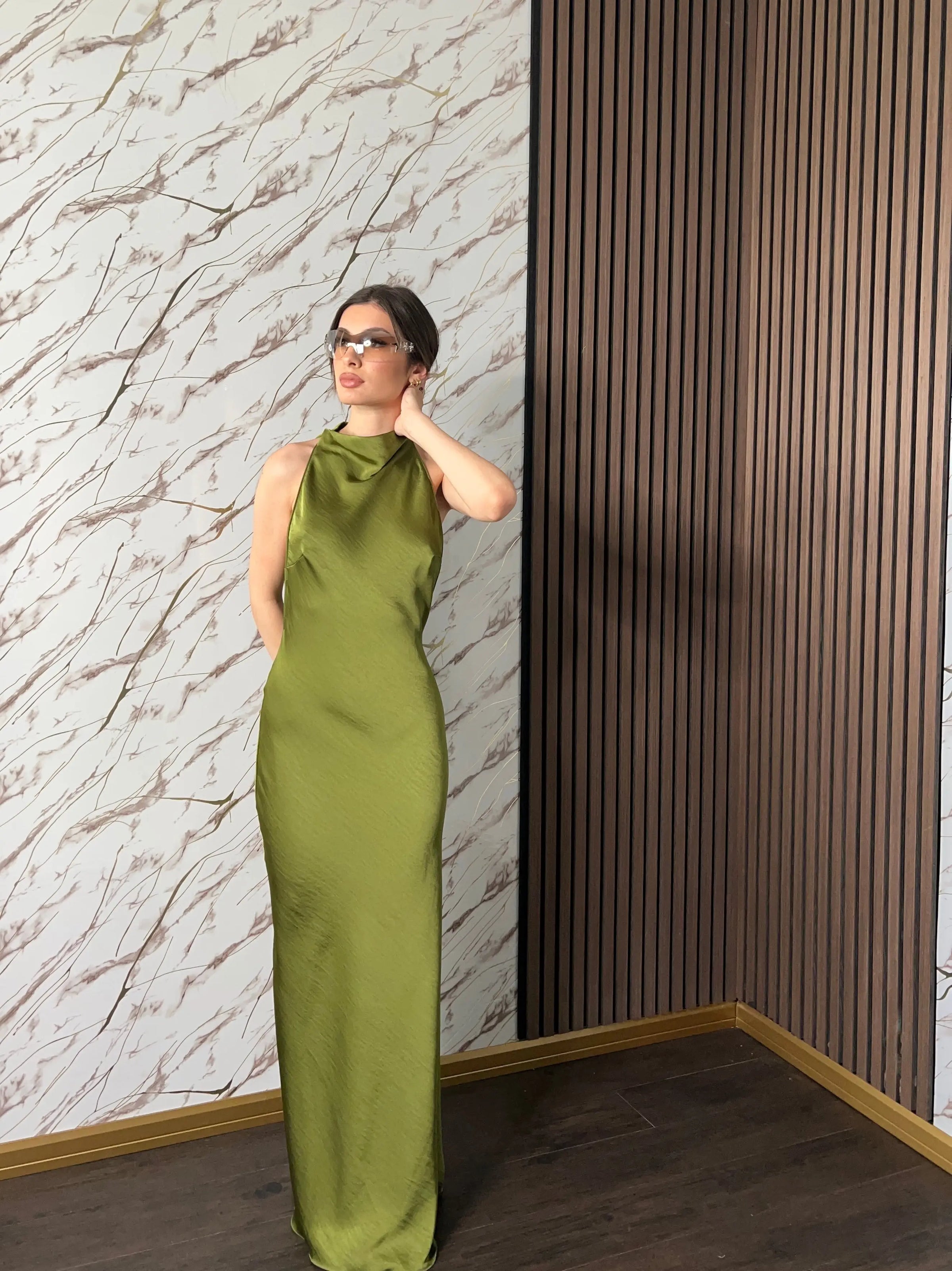 Abito “raso” – Lungo in Raso con Scollo Halter Asimmetrico