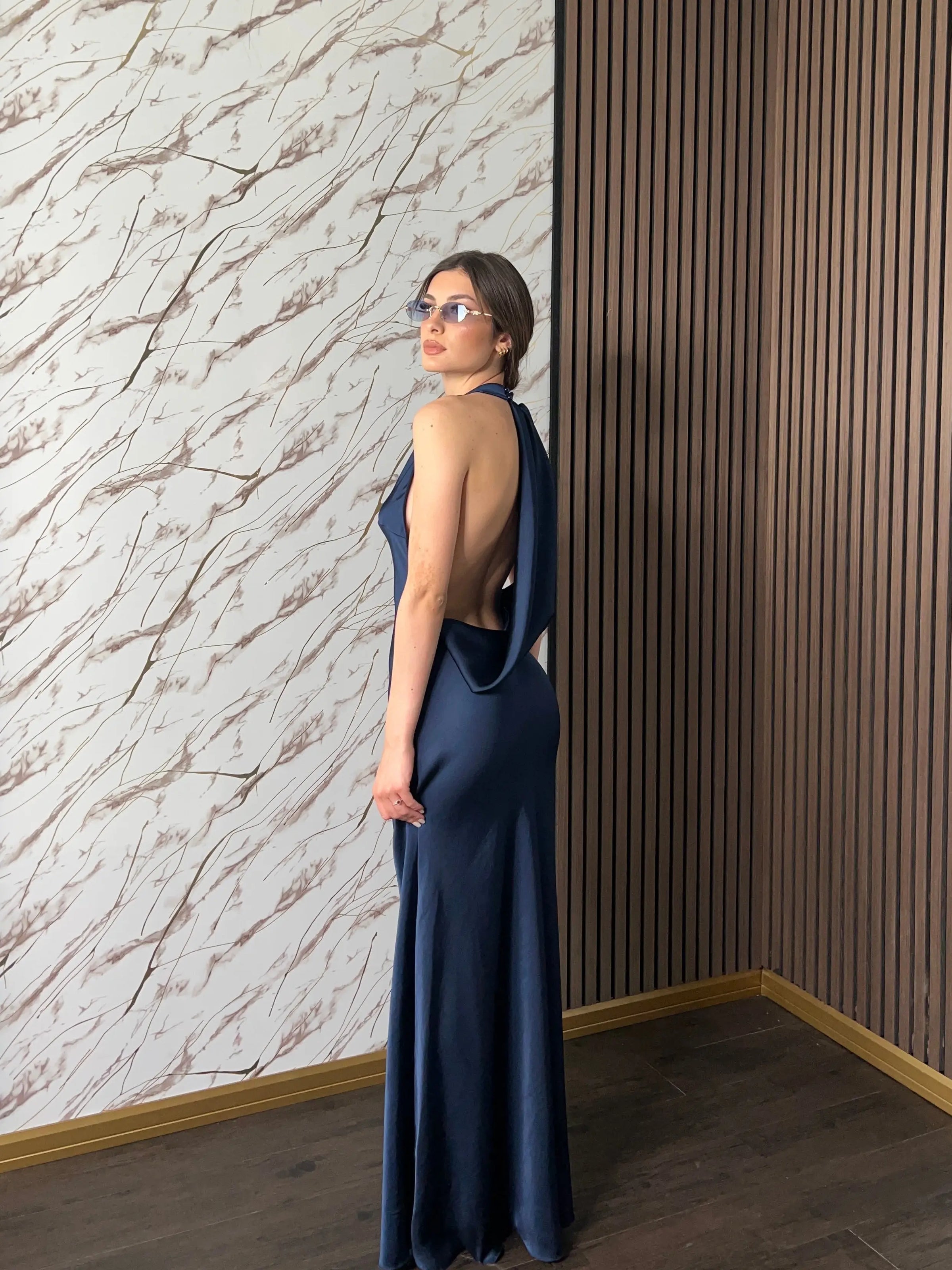 Abito “raso” – Lungo in Raso con Scollo Halter Asimmetrico