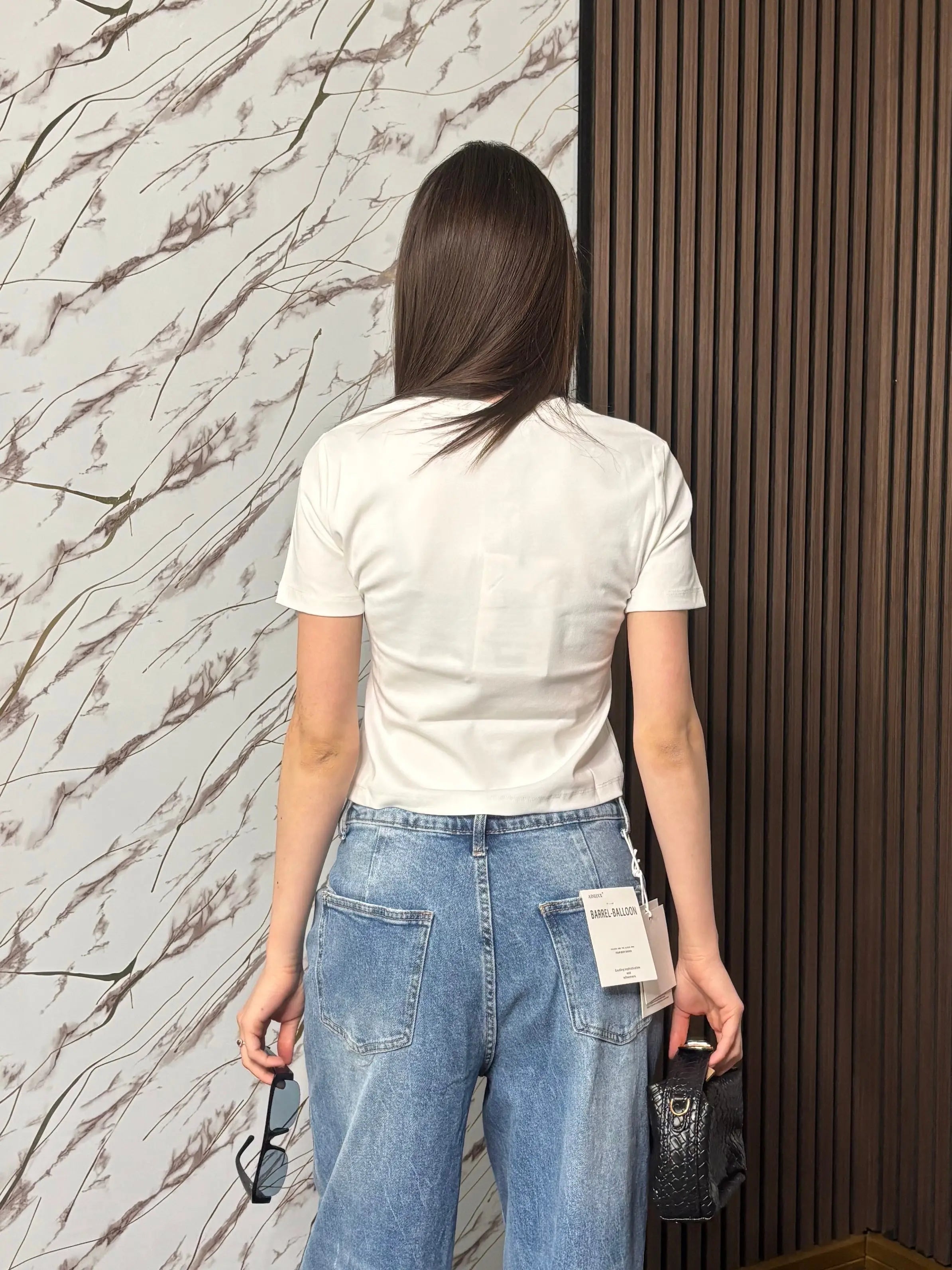 T-Shirt “Parma” – Crop con Scollo Henley e Bottoni-Lumina