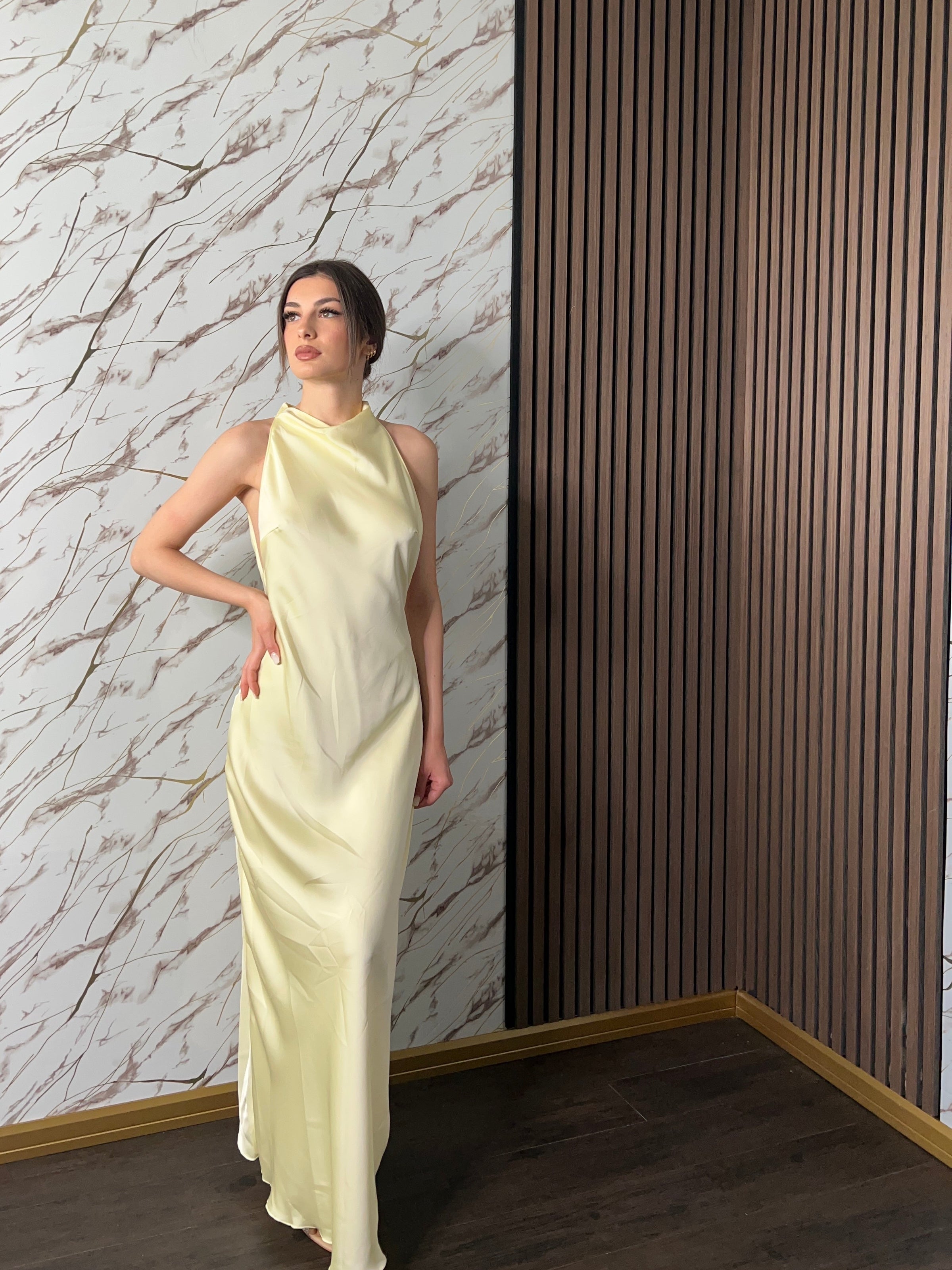 Abito “raso” – Lungo in Raso con Scollo Halter Asimmetrico