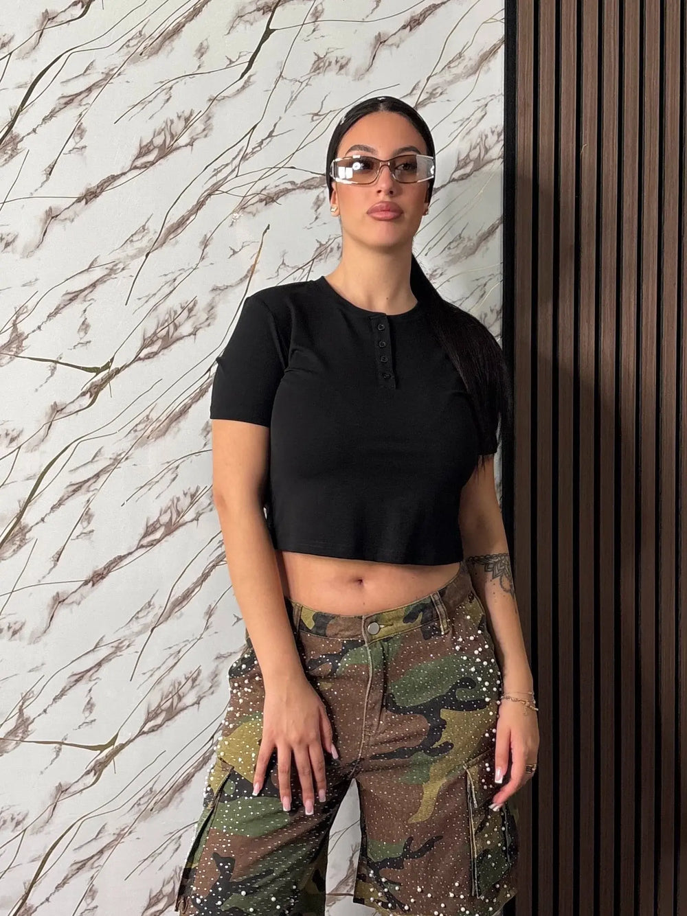 T-Shirt “Parma” – Crop con Scollo Henley e Bottoni-Lumina