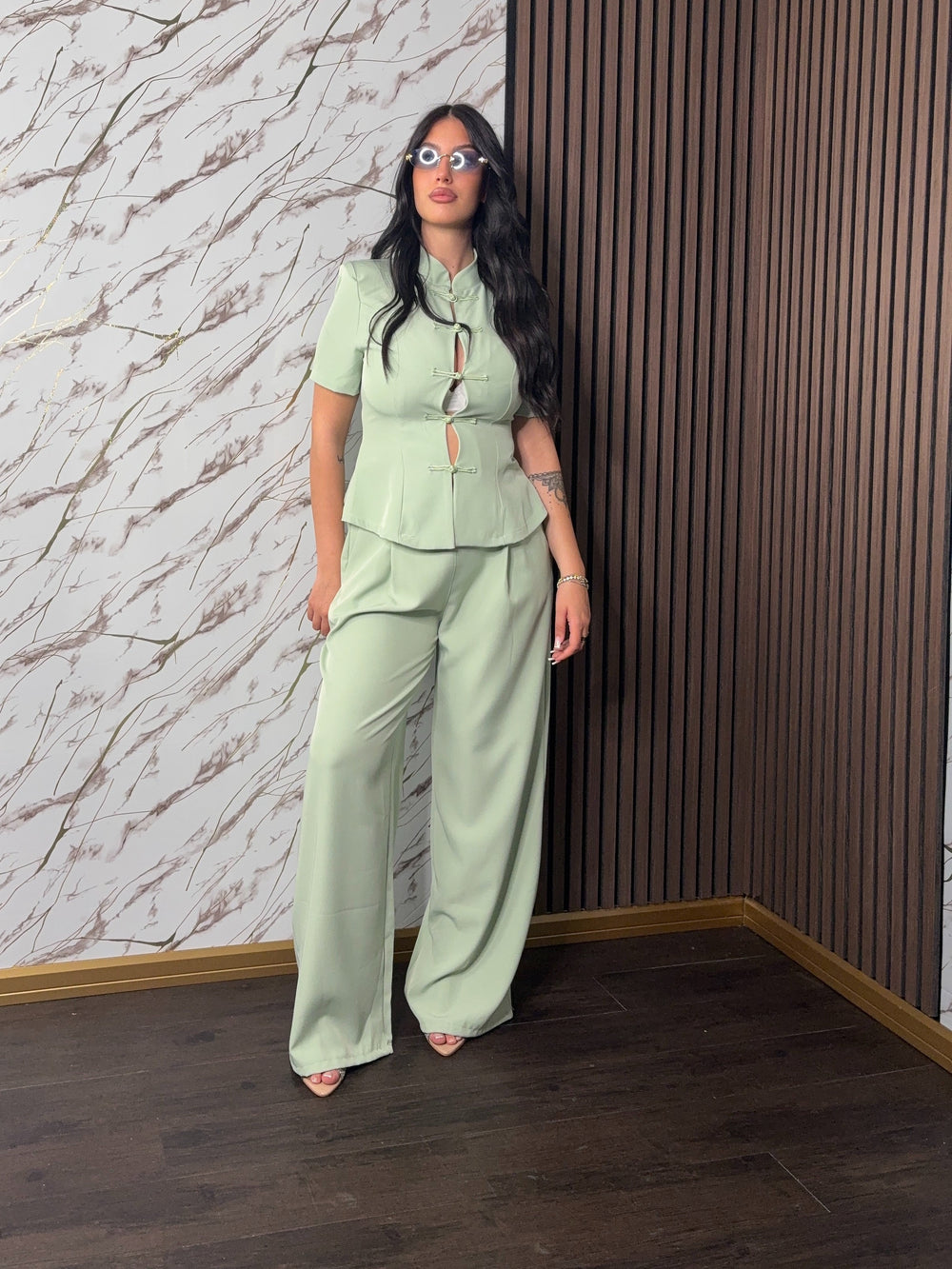 Completo “Bellagio” – Top con Alamari e Pantalone Palazzo Verde Salvia