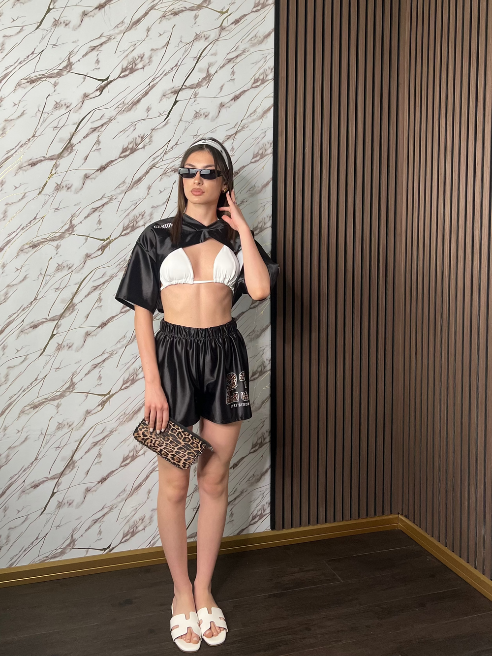 Completo “Livorno” – Top Crop e Shorts in Satin Nero Stile Varsity