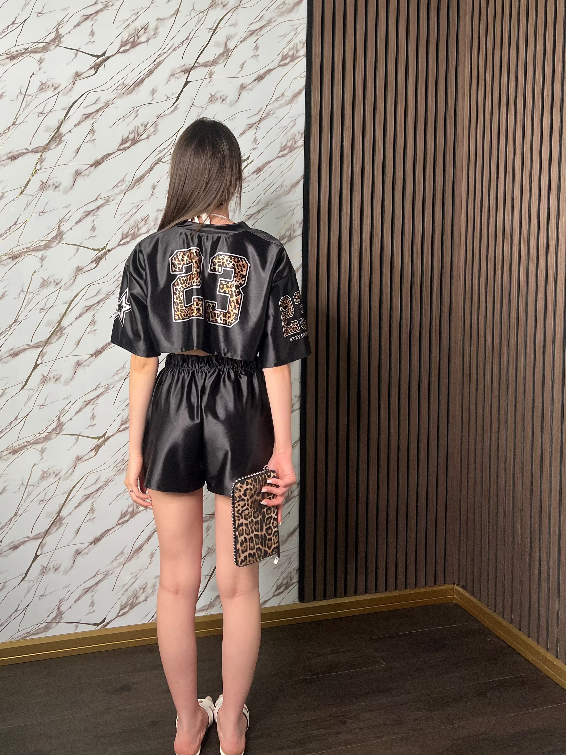 Completo “Livorno” – Top Crop e Shorts in Satin Nero Stile Varsity
