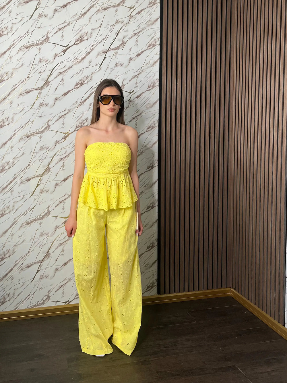 Completo “Noto” – Top Bandeau con Peplum e Palazzo in Sangallo Giallo