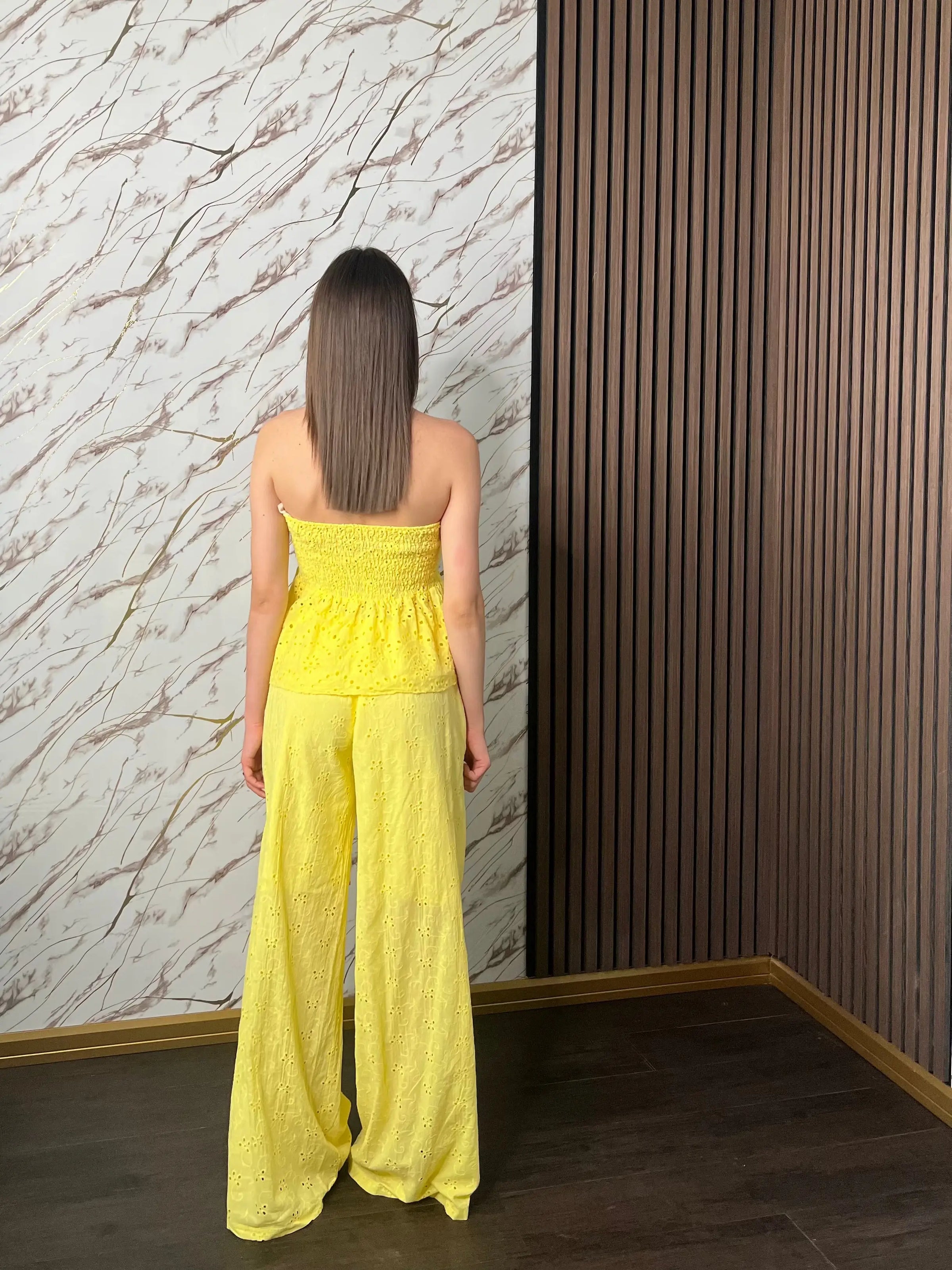 Completo “Noto” – Top Bandeau con Peplum e Palazzo in Sangallo Giallo